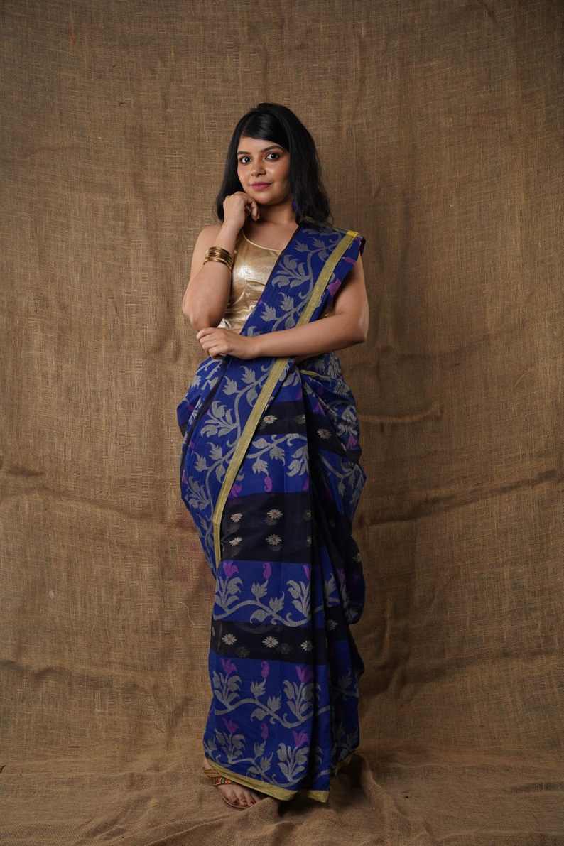 Traditional floral navy blue colour Pure Cotton Bengali Handloom Tant Saree Without Blouse Piece 𝐒𝐢𝐳𝐞: Length: 5.5 Meters Width: 1.2 Meters Showcasing the Rich Cultural Heritage of Bengal