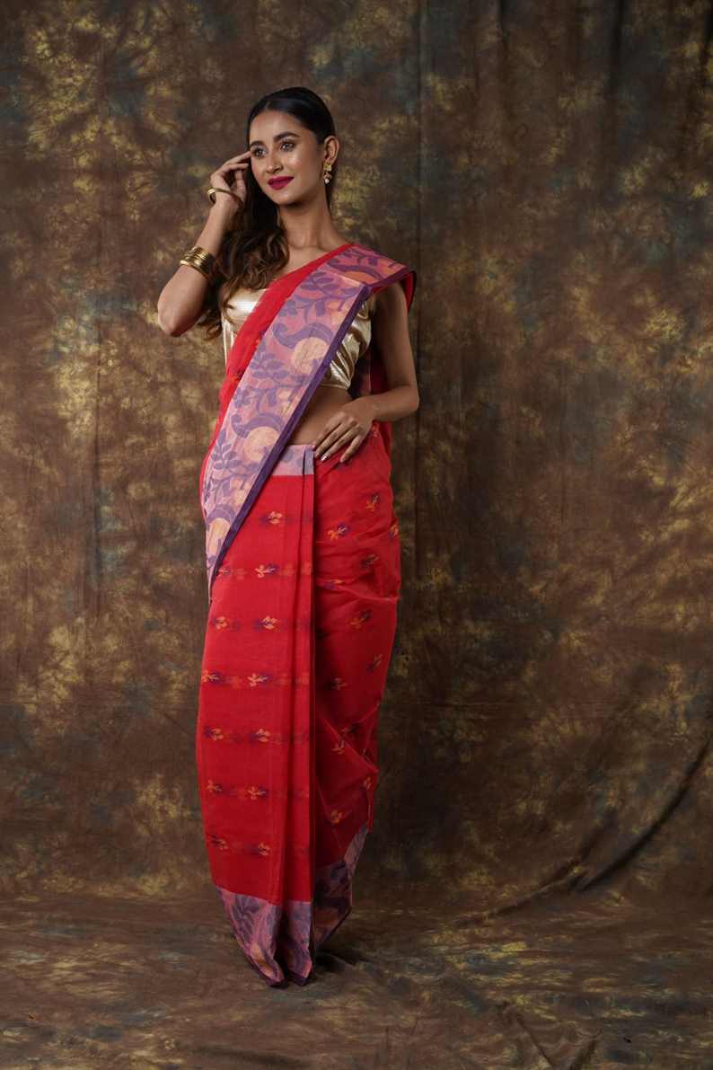 Traditional red colour combination Pure Cotton Bengali Handloom Tant Saree Without Blouse Piece 𝐒𝐢𝐳𝐞: Length: 5.5 Meters Width: 1.2 Meters Showcasing the Rich Cultural Heritage of Bengal