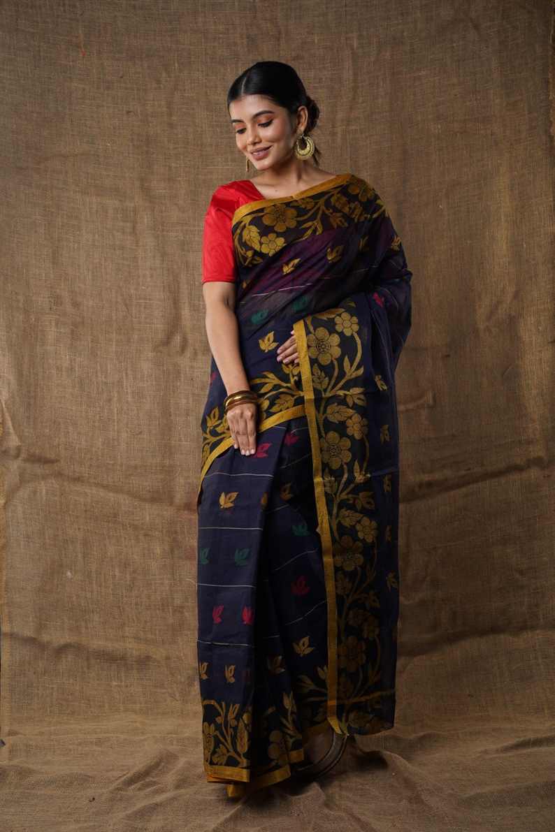 Traditional navy blue colour  Pure Cotton Bengali Handloom Tant Saree Without Blouse Piece 𝐒𝐢𝐳𝐞: Length: 5.5 Meters Width: 1.2 Meters Showcasing the Rich Cultural Heritage of Bengal