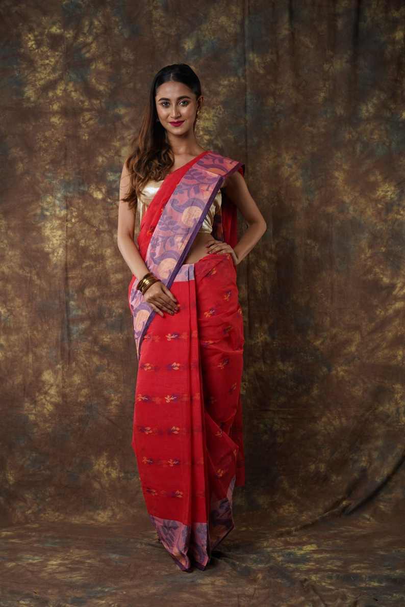 Traditional red colour combination Pure Cotton Bengali Handloom Tant Saree Without Blouse Piece 𝐒𝐢𝐳𝐞: Length: 5.5 Meters Width: 1.2 Meters Showcasing the Rich Cultural Heritage of Bengal