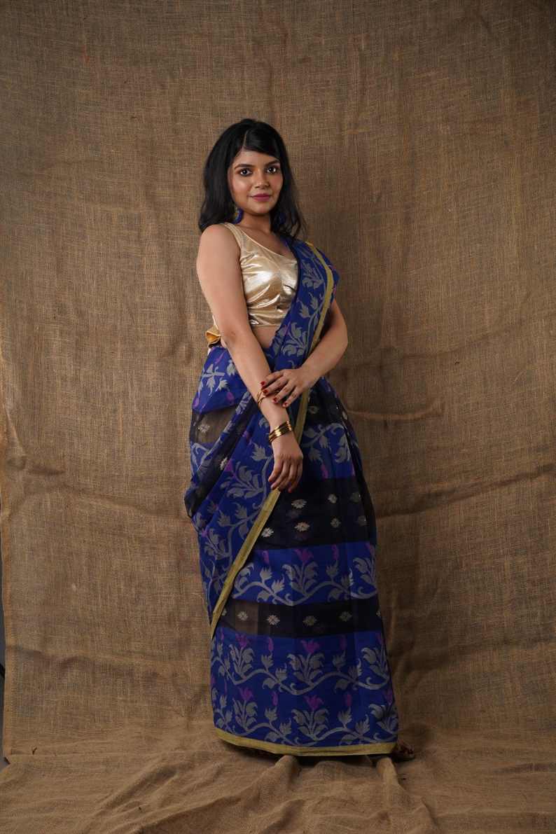 Traditional floral navy blue colour Pure Cotton Bengali Handloom Tant Saree Without Blouse Piece 𝐒𝐢𝐳𝐞: Length: 5.5 Meters Width: 1.2 Meters Showcasing the Rich Cultural Heritage of Bengal