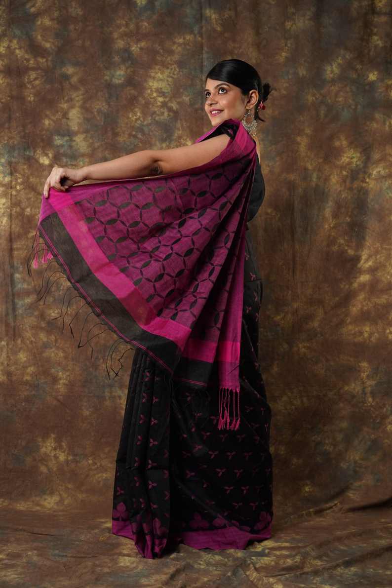 Traditional Soft Mulmul black colour Bengal Handloom Pure Cotton Saree Without Blouse Piece.