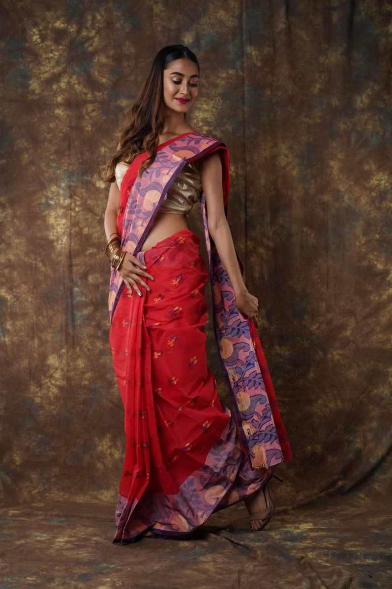 Traditional red colour combination Pure Cotton Bengali Handloom Tant Saree Without Blouse Piece 𝐒𝐢𝐳𝐞: Length: 5.5 Meters Width: 1.2 Meters Showcasing the Rich Cultural Heritage of Bengal